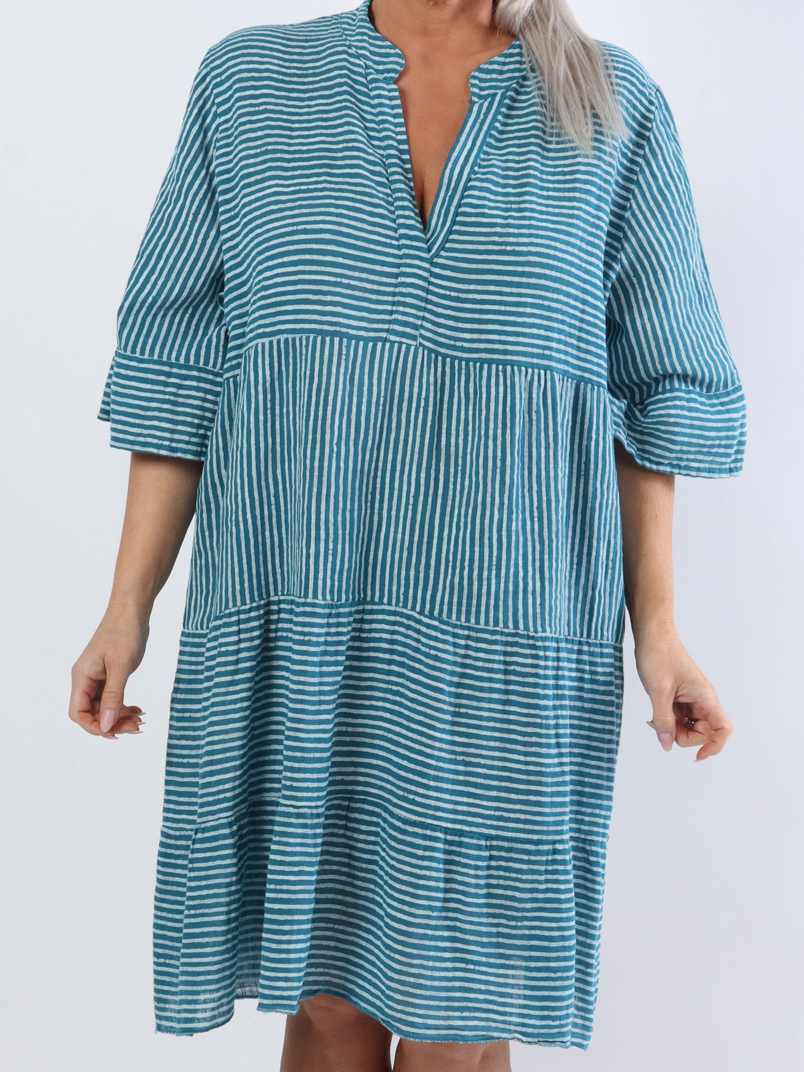 Pola - Sød stribet plus size kjole i lag på lag look